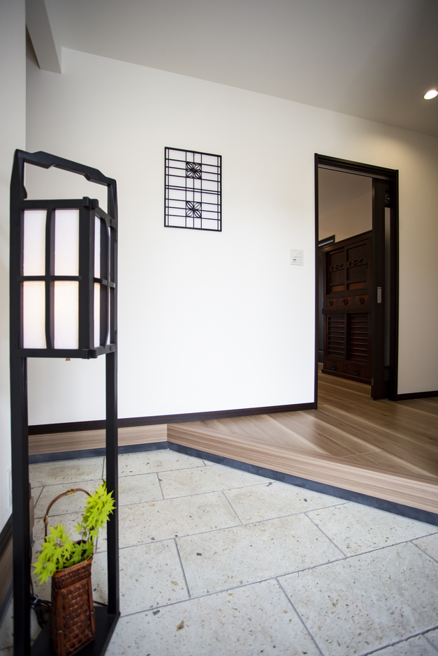 玄関土間には天然石の「深岩石(ふかいわいし)」を採用。やさしいブルー