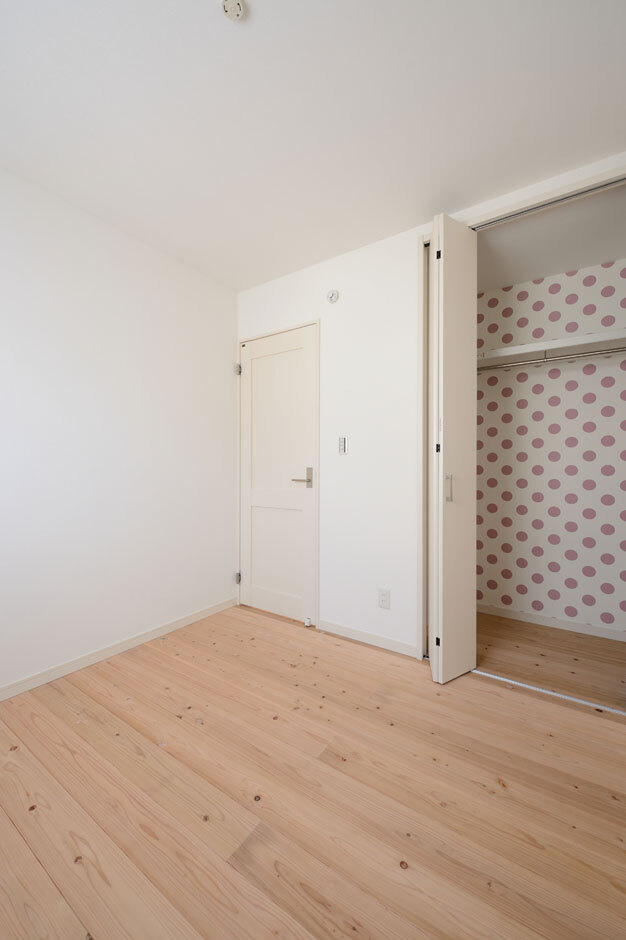 2階の床もすべて無垢の杉板を採用。2つの子ども部屋と主寝室のクローゼット、トイレに色違いの水玉のクロスを貼って、変化を楽しむ