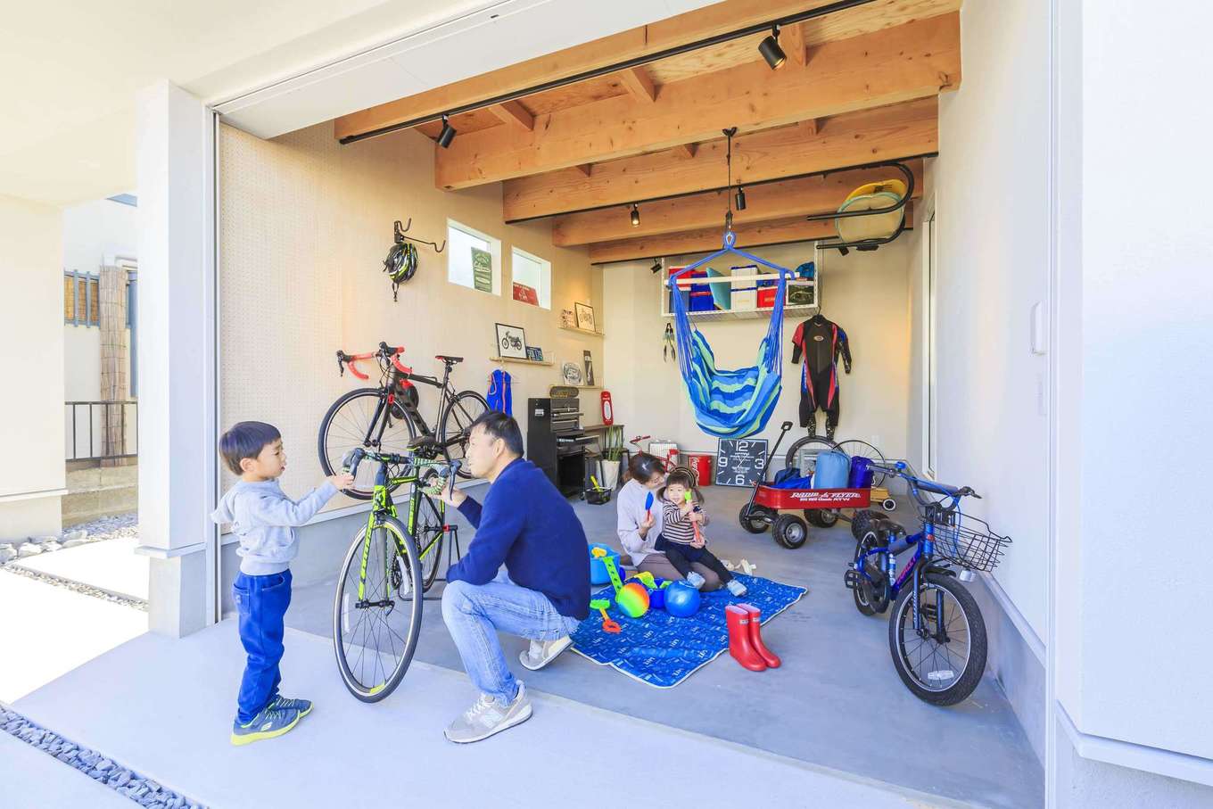 ARRCH アーチ【デザイン住宅、建築家、ガレージ】余裕の広さを誇るビルトインガレージ。車を停めたらバックドアからアウトドア用品を下ろし、そのままガレージへ収納できる。自転車やバイク、サーフボード、キャンプ道具などのメンテナンス場所としても活躍