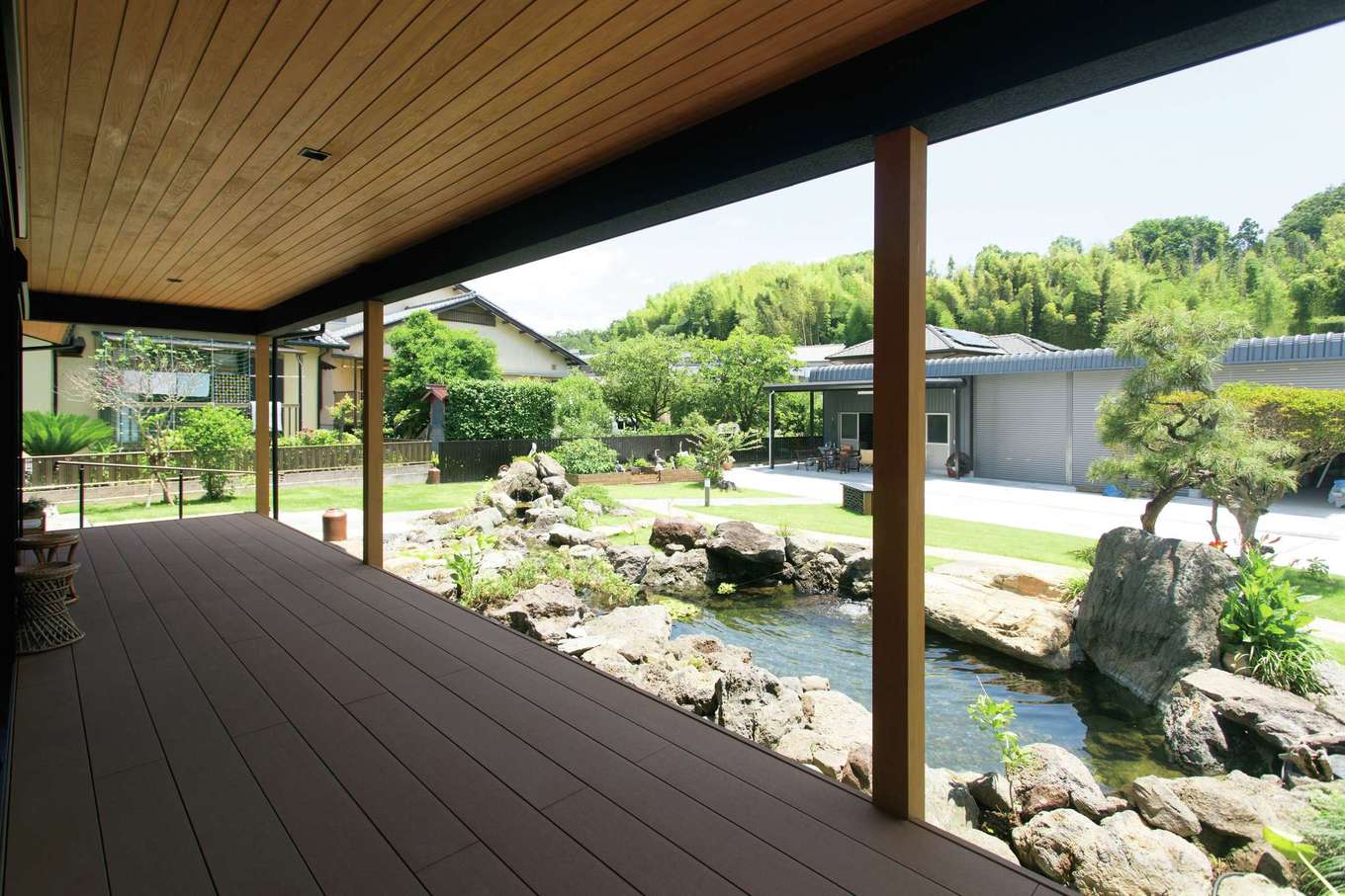 ハウスプラン（R＋house沼津・富士）【デザイン住宅、和風、平屋】深い軒下のウッドデッキは「ぬれ縁」として機能し、四季折々の庭の景色を楽しめる。池の水音にも癒やされる
