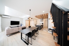 キッチンには下り天井、リビングには折り上げ天井を採用し、天井の表情の違いで広い空間を
上手に表現しました。