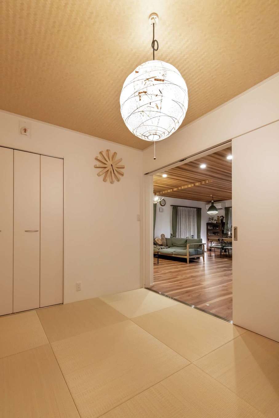 JUST LUCKY HOUSE（山田工務店）【デザイン住宅、ガレージ、インテリア】子どもの遊び場や客間、ゲストの寝室としても使える和室。照明や時計にもこだわりを感じる
