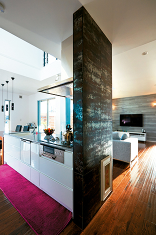 御影石の天板が存在感たっぷりのオリジナルキッチン。回遊性のある間取りは子どもたちもお手伝いしやすくてgood！