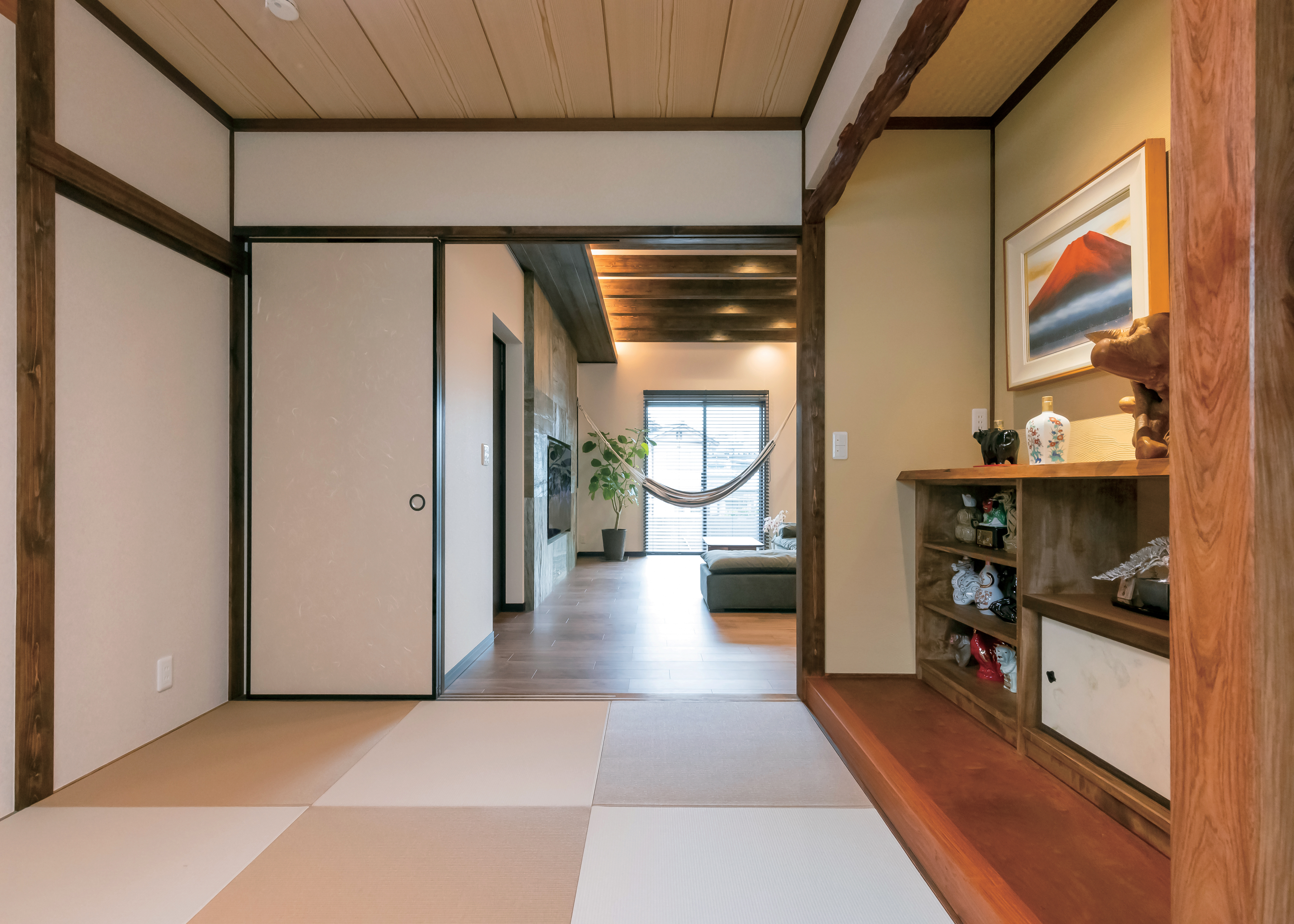 弘建ホーム GABHAUS豊田南【自然素材、間取り、平屋】リビングに隣接する和室。床の間、仏間、掛け軸、市松模様の畳など、大工社長ならではの意匠が随所に感じられる