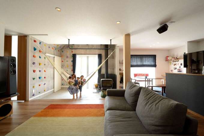 高気密・高断熱性能に加え、地熱を利用した「エコ・アイ熱交換換気システム」により、花粉やPM2.5をカットしつつ、常にきれいな空気が流れるLDK。吹抜けにしなかったことで薪ストーブの暖気が2階に逃げず、家全体が暖まる