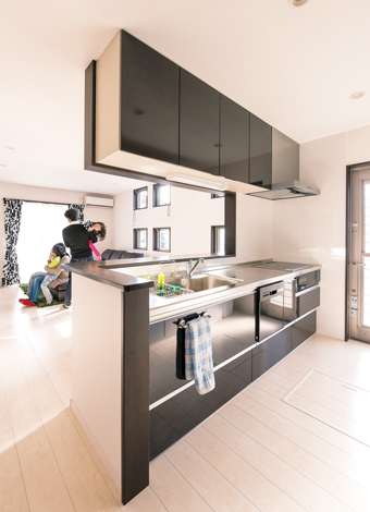 リビングにいる家族と顔を合わせて会話が楽しめる、奥さま念願のキッチン。吊り戸棚の収納力も広い作業台も希望通り。使い心地も抜群
