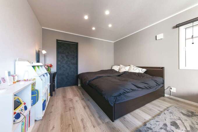 グレイッシュな床に癒される主寝室。6畳のウォークインクローゼットを備え、朝の混雑も解消