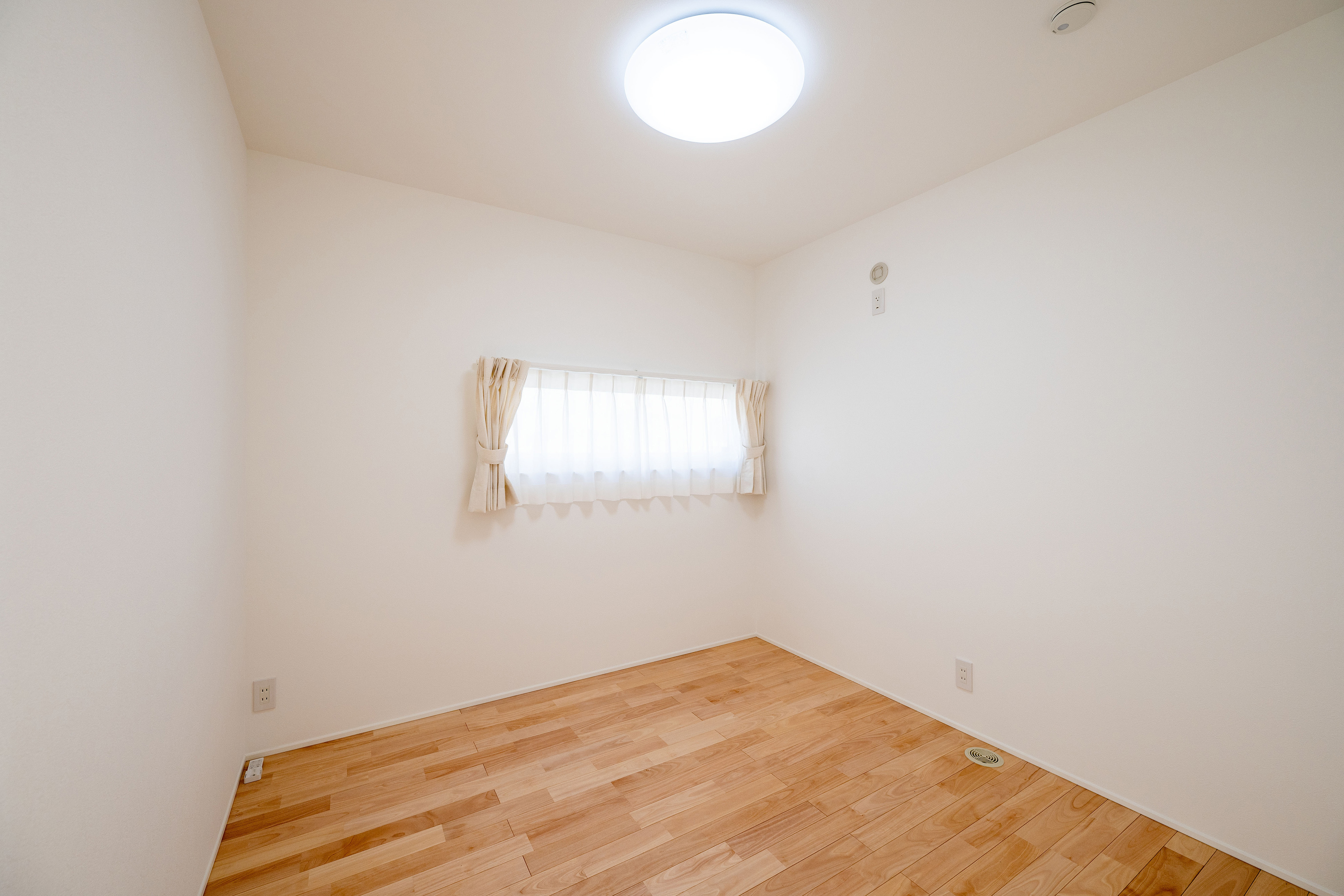 ハウスプラン（R＋house沼津・富士）【デザイン住宅、省エネ、建築家】子ども部屋。窓のサイズはパッシブを考慮