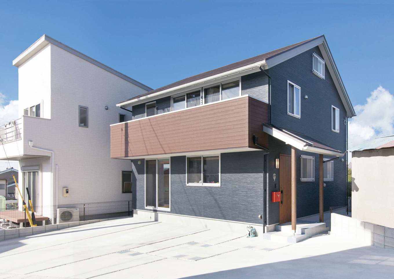 サイエンスホーム【デザイン住宅、自然素材、間取り】飽きのこない和モダンスタイルの外観。ワイドスパンのベランダは、家族全員の布団を一度に干せる