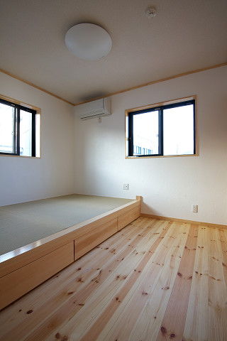 メテックス建築事務所【1000万円台、子育て、省エネ】2階個室は小上がりになっている畳がくつろぎをあたえてくれる。小上がり下部分はもちろん収納付き