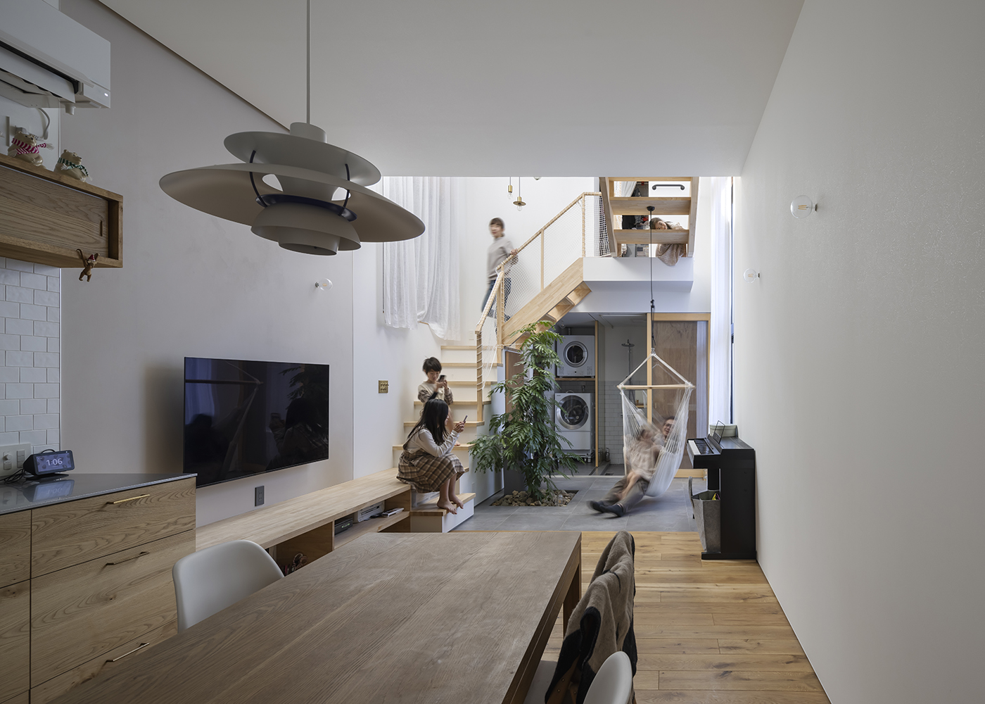 NATUREスペース【狭小住宅、建築家、スキップフロア】中庭風のリビングの先に洗面やお風呂を配置。コンパクトでありながら開放的な空間に