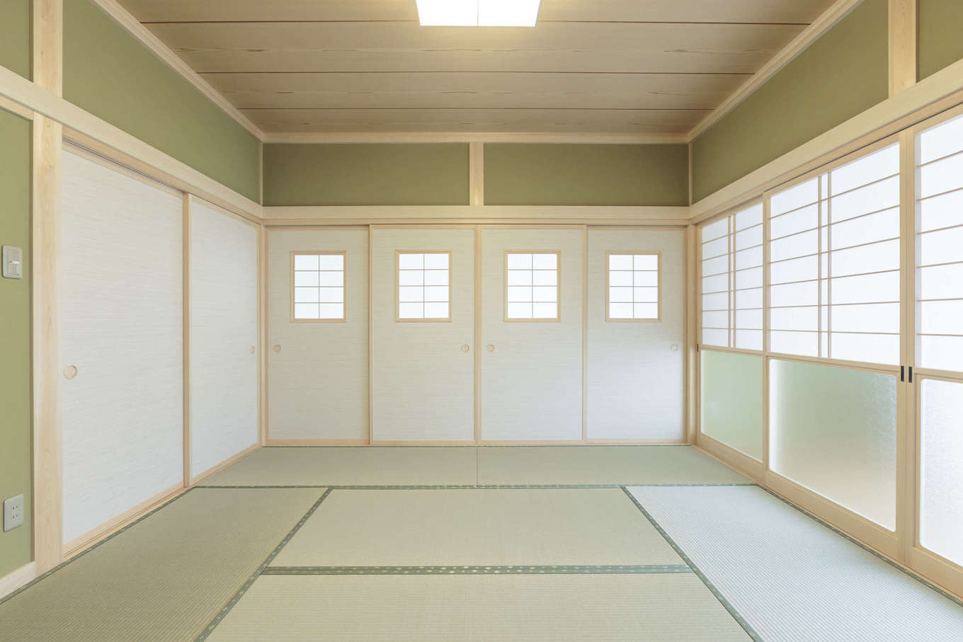 まちの大工さん 鈴木工務店【夫婦で暮らす、間取り、平屋】リビングと隣接した客間。抹茶色のジュラク壁とシンプルな建具の組み合わせが、端正で落ち着きのある空間を演出。建具はすべて『鈴木工務店』のオリジナルデザイン。襖を開ければリビングと一体化して、大勢の来客にも対応できる