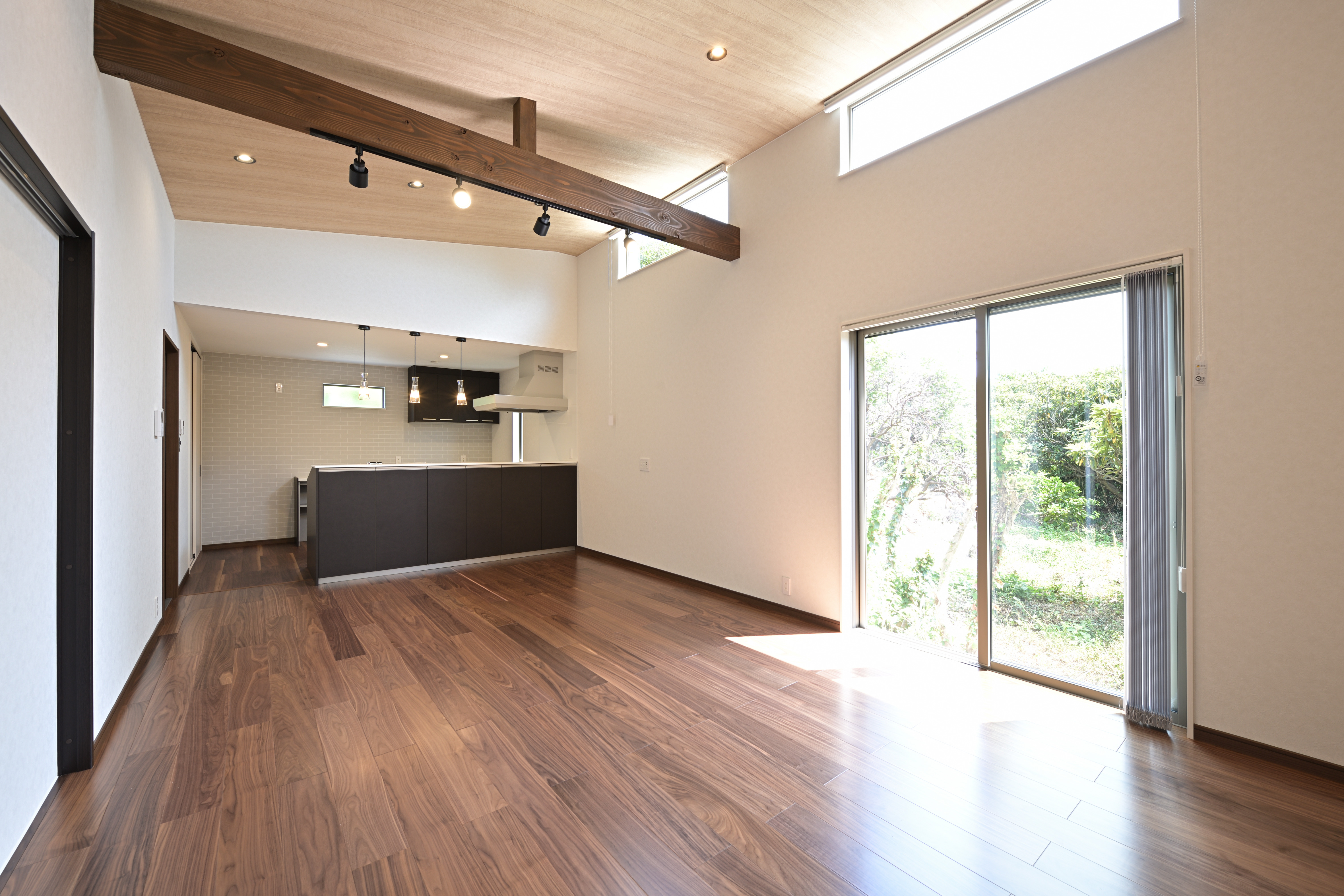 芳賀建工【子育て、収納力、間取り】19畳のLDK。キッチンからフロア全体を見渡せるので、子どもを見守りながら料理できる。開口部からたっぷりの光が差し込む、気持ちのいい空間が完成した