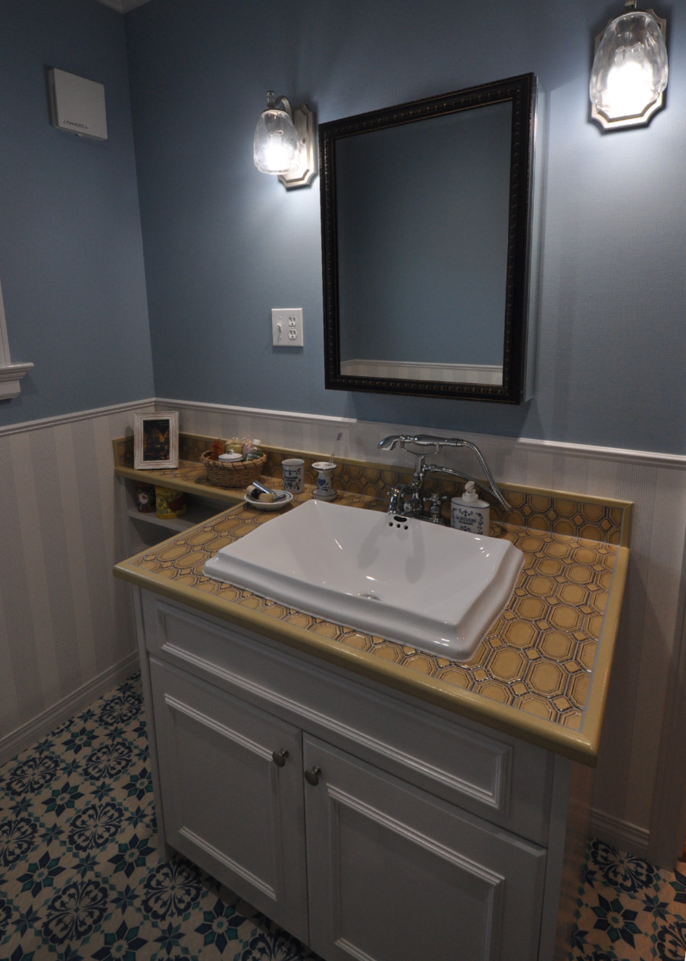 リンゾー【輸入住宅、ガレージ、デザイン住宅】2階の洗面コーナー。天板はタイル張り