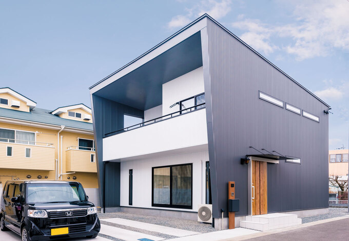 屋根が手前に張り出したシンプルなフォルムは、ガルバリウム鋼板の質感とも相性抜群。道路側の開口部は少なくして、プライバシーを守る