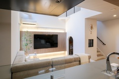 吹抜けがあり広々としたLDK。キッチンから全体が見渡せる。