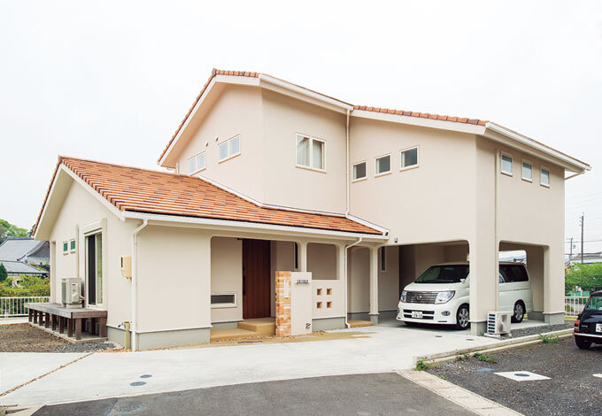 ご主人の強い要望で実現したビルトインガレージ。玄関のアプローチは階段の角を取り丸く仕上げているので、子どもたちが遊んでいても安心