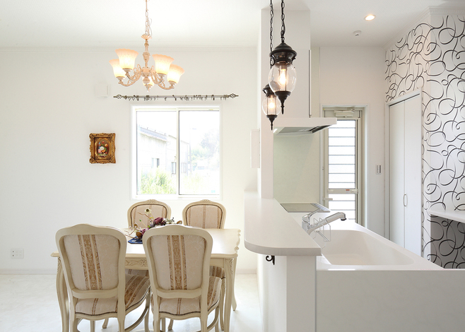 内装や照明、家具にまでこだわったLDKはまさに奥さまの夢そのもの。豪華なだけでなく生活動線や、家事動線もきちんと考えられている