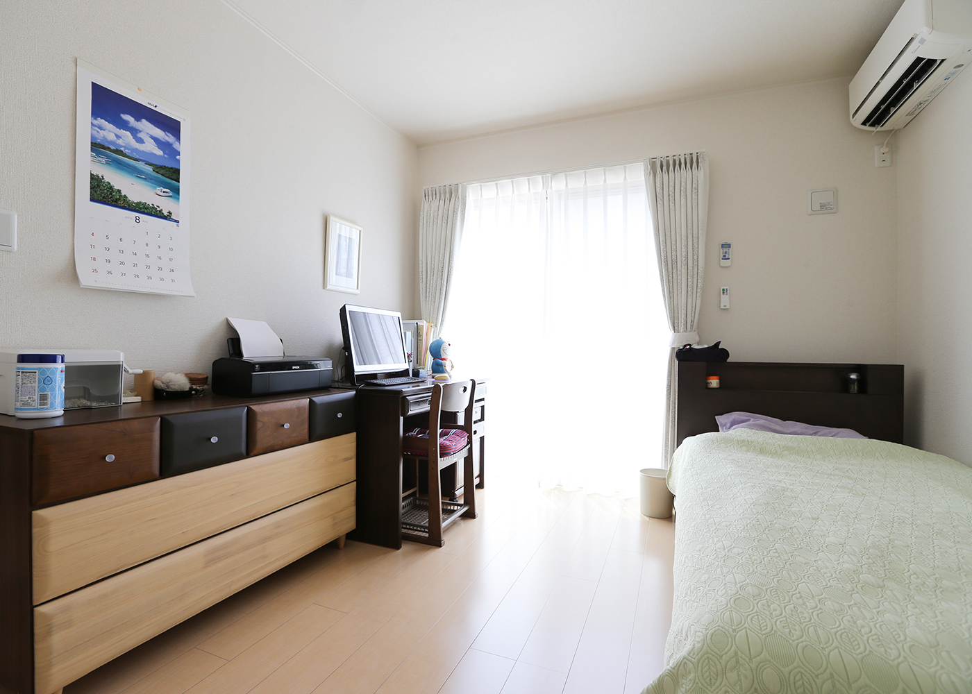 アイダ設計　山梨【デザイン住宅、和風、平屋】日中は、自然の採光でも十分な明るさを確保することができる南向きの洋室