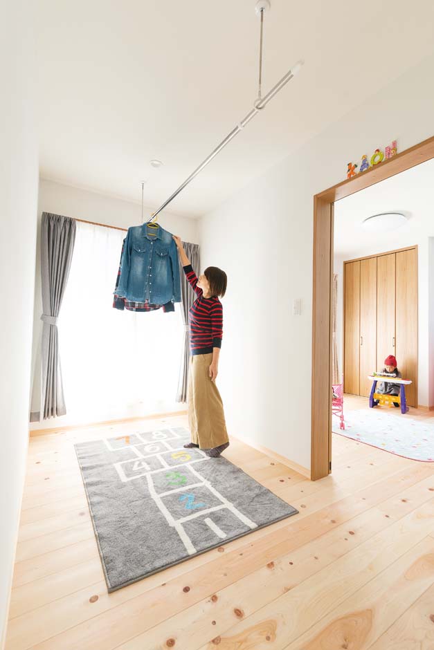 福工房【子育て、自然素材、間取り】2階ホールは雨の日や花粉の季節の物干しスペースに