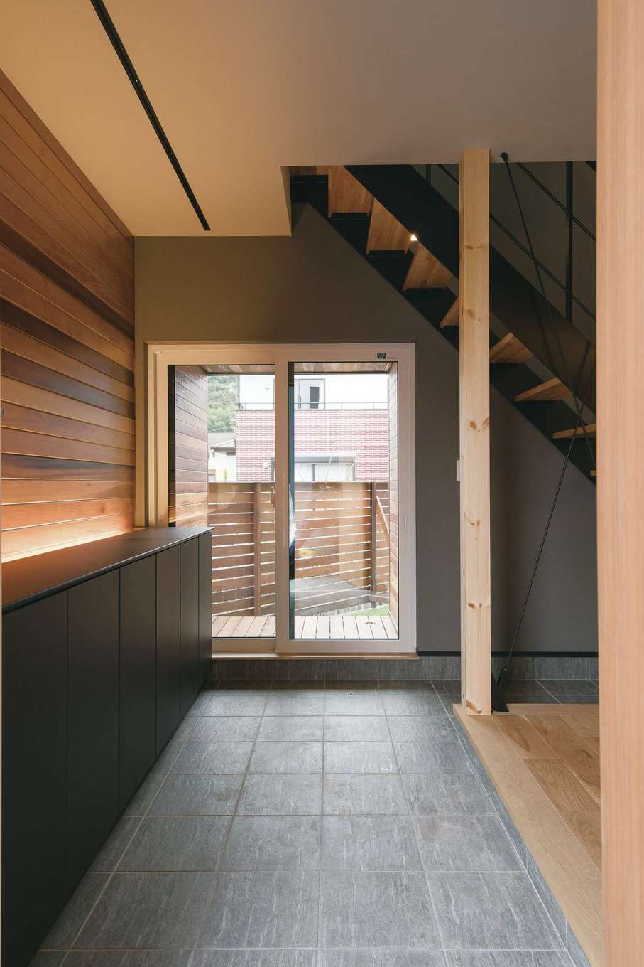 クラフトハウス【デザイン住宅、狭小住宅、建築家】大きな玄関土間からは、バーベキューガーデンへと続く