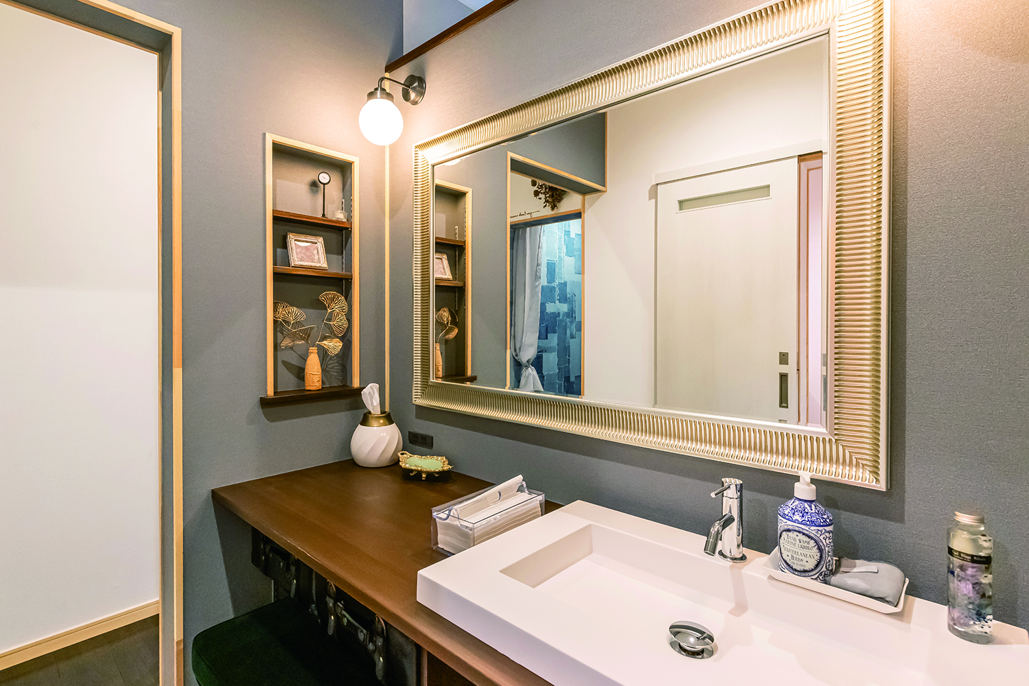 瀧口建設｜タイルや棚、ニッチと細かくこだわった造作洗面台