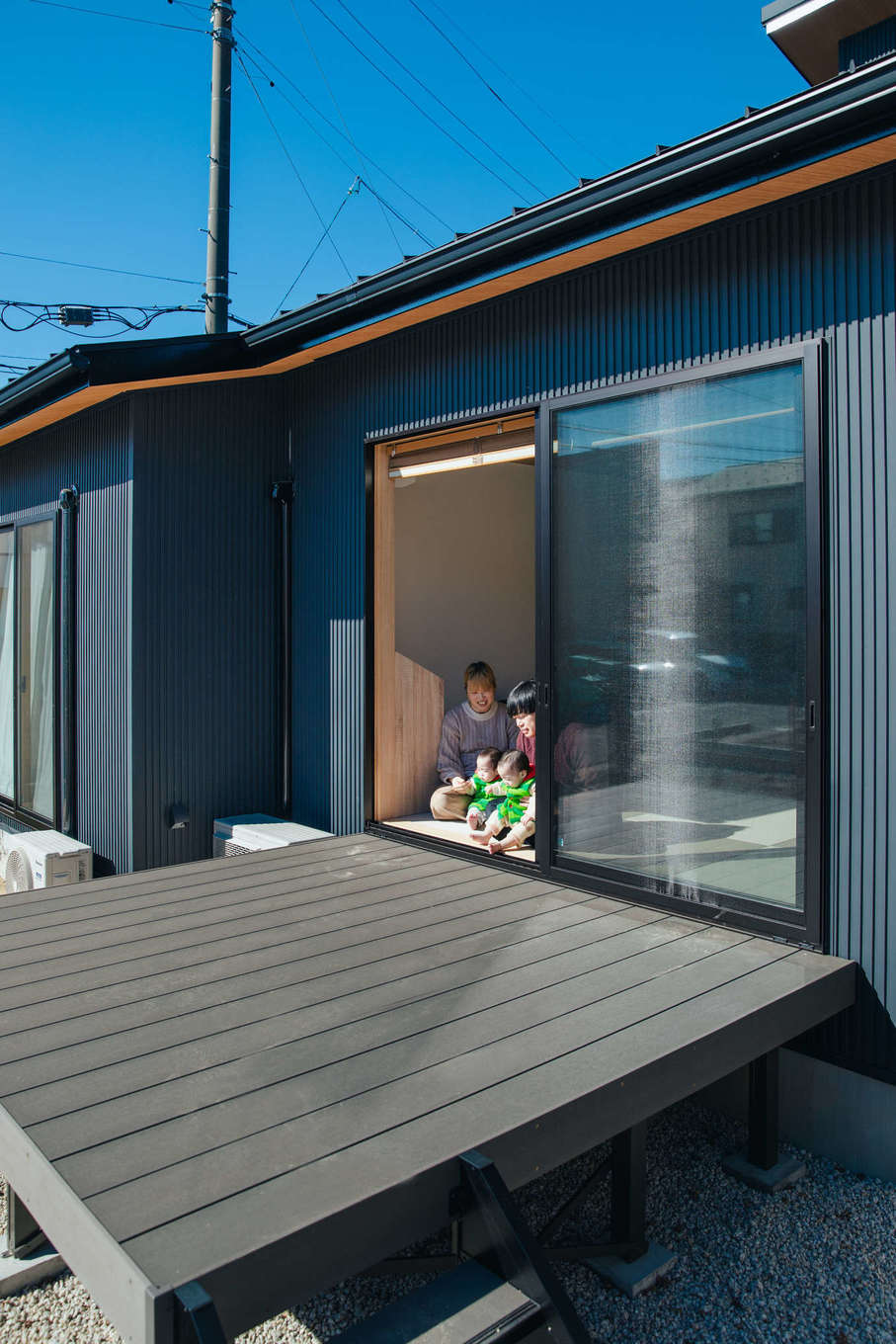 ナイスホーム【子育て、和風、間取り】リビングの延長として使うことができるウッドデッキ。畳コーナーと一続きになっている