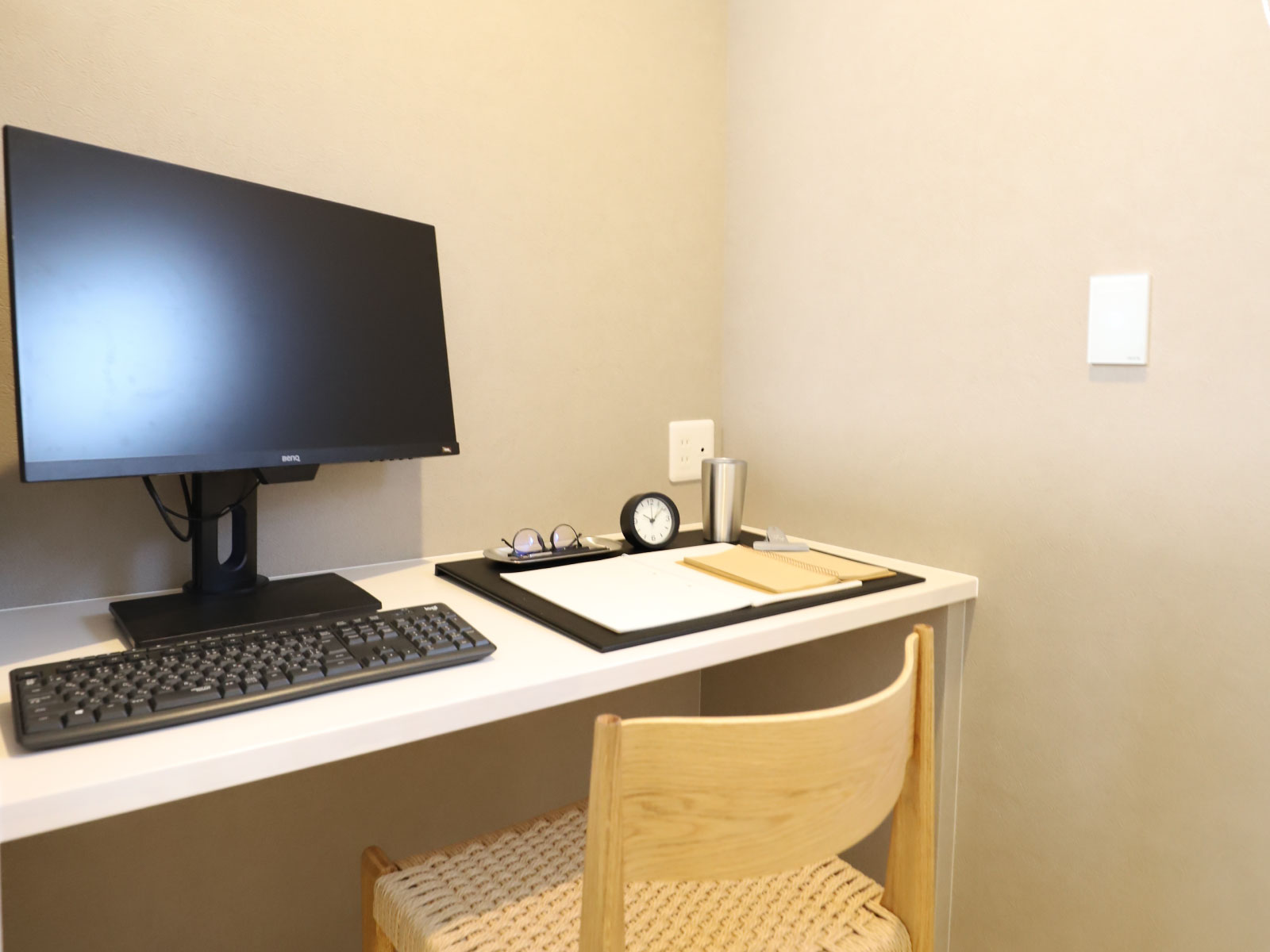 ヘスタホーム｜コンパクトながらも機能的なワークスペース。デスクには必要な電源が配置され、効率的な作業が可能。シンプルなデザインで集中しやすい。