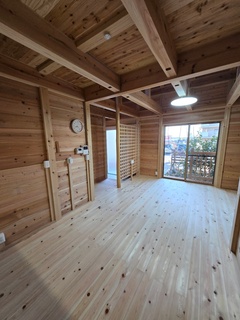 木材をふんだんに使用したナチュラルな居室。大きな窓から自然光が差し込む、明るく開放的な空間である。