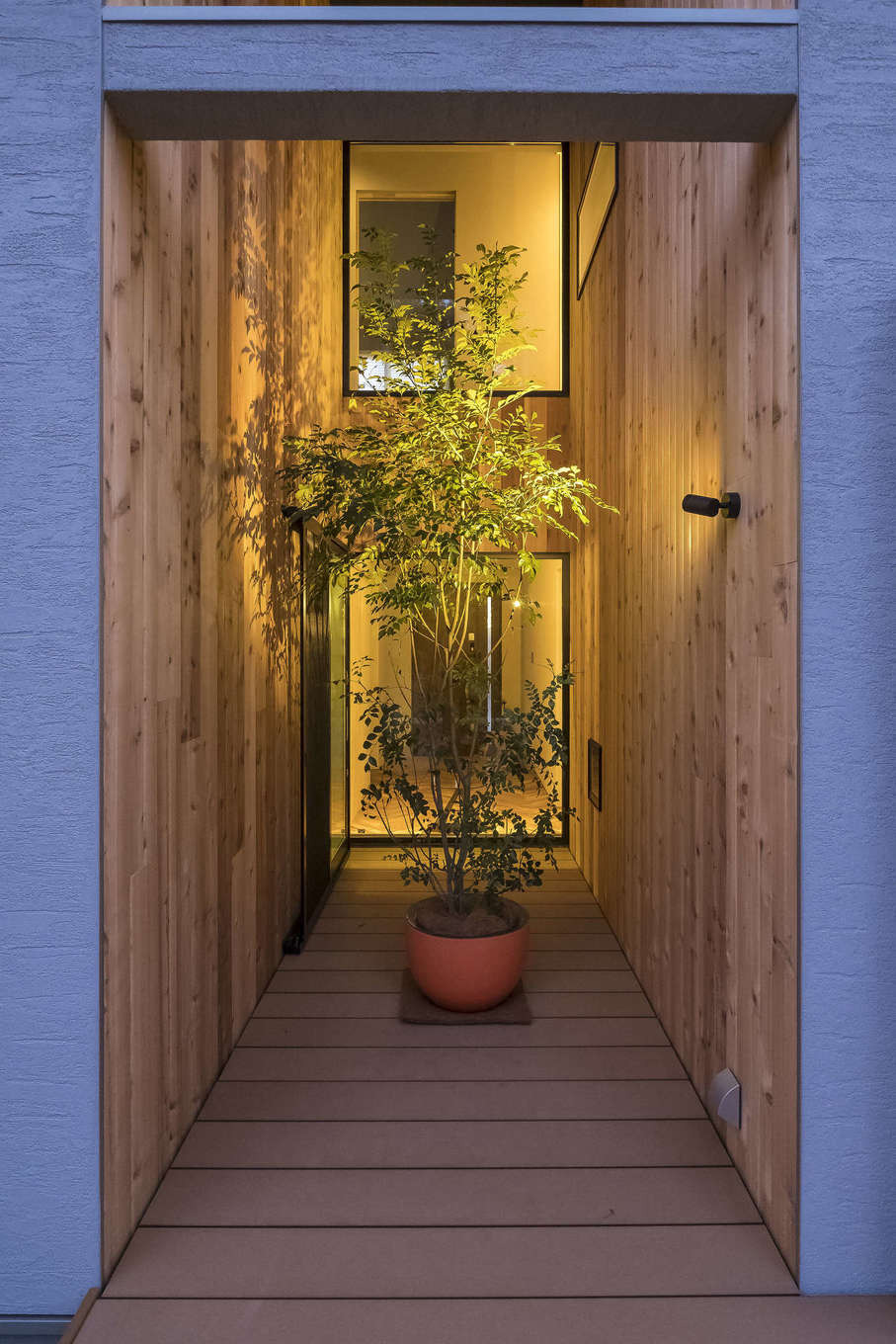 Hands Works（アオイ建築）【デザイン住宅、収納力、自然素材】洗面脱衣室からもアクセスできる北面のサンデッキ。ポーチに高い吹抜けを採用した大胆なデザインが素敵