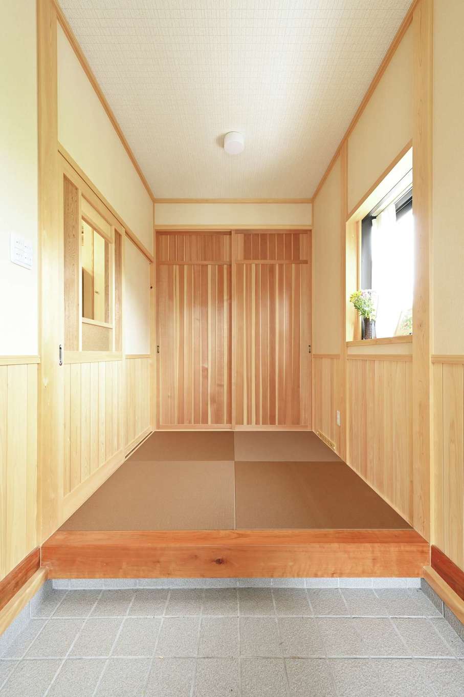 まちの大工さん 鈴木工務店【和風、省エネ、間取り】真壁造りで畳敷。靴箱を正面にある杉板の扉で隠すことで、すっきりとした印象に