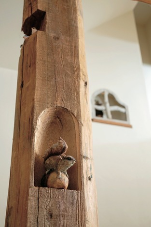 柱、梁、ニッチにひそむリスたち。灯りつきのニッチは足元にあり、夜はフットランプになる