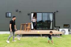 サッカーを楽しんでいるご主人。「いつか子どもと一緒にボールを蹴れたら」と庭を広く取り、芝生に