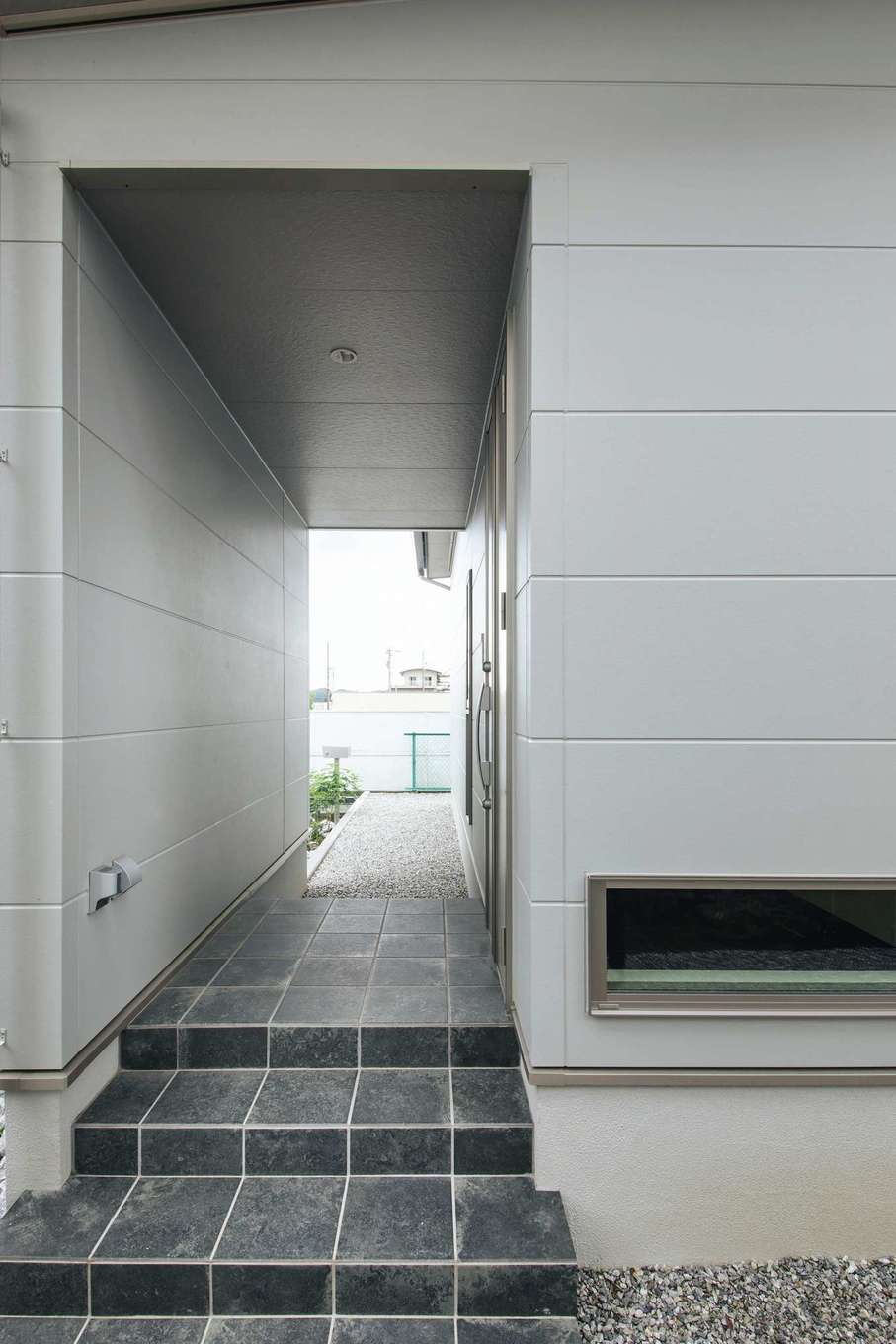 Yamaguchi Design 掛川店（アイフルホーム 掛川店）【デザイン住宅、間取り、平屋】駐車場から2WAYで玄関に続くポーチ。雨に濡れにくく、荷物をたくさん持っているときのストレスを軽減してくれる