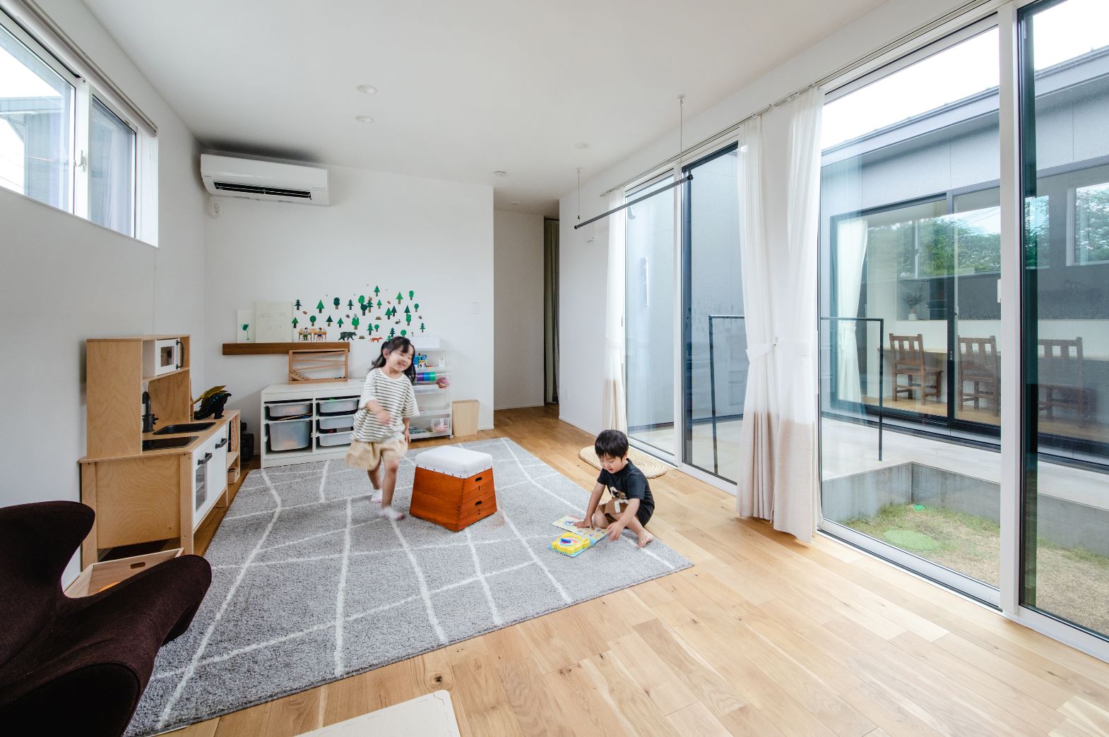 S.CONNECT（エスコネクト）【デザイン住宅、間取り、平屋】LDKから中庭を挟んでちょうど正面が子ども部屋。そのおかげで、キッチンやリビングにいるときも、子ども部屋で遊ぶ子どもたちを見守れるので安心
