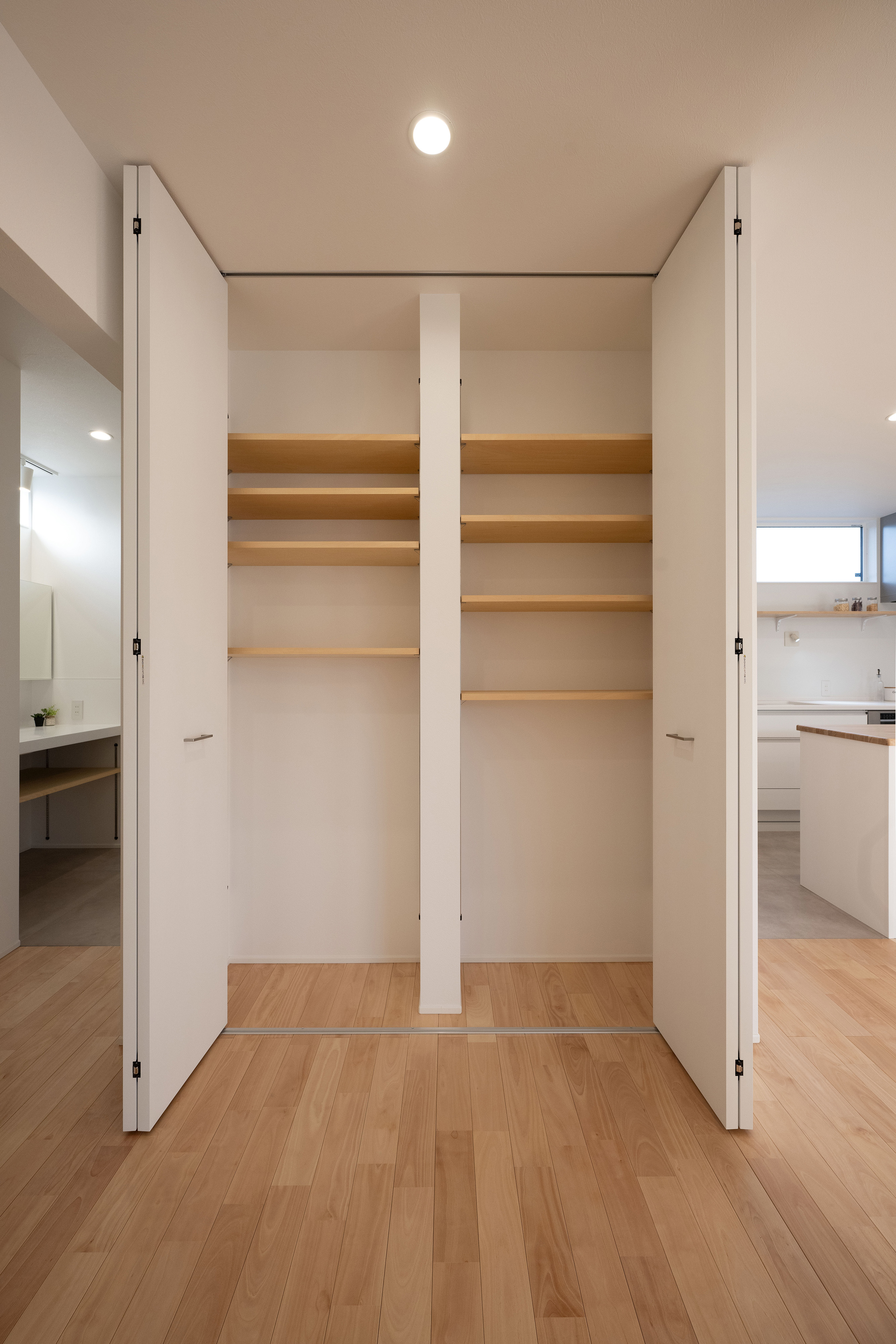 ハウスプラン（R＋house沼津・富士）【デザイン住宅、省エネ、建築家】LDK入口の収納が空間のキレイに貢献する