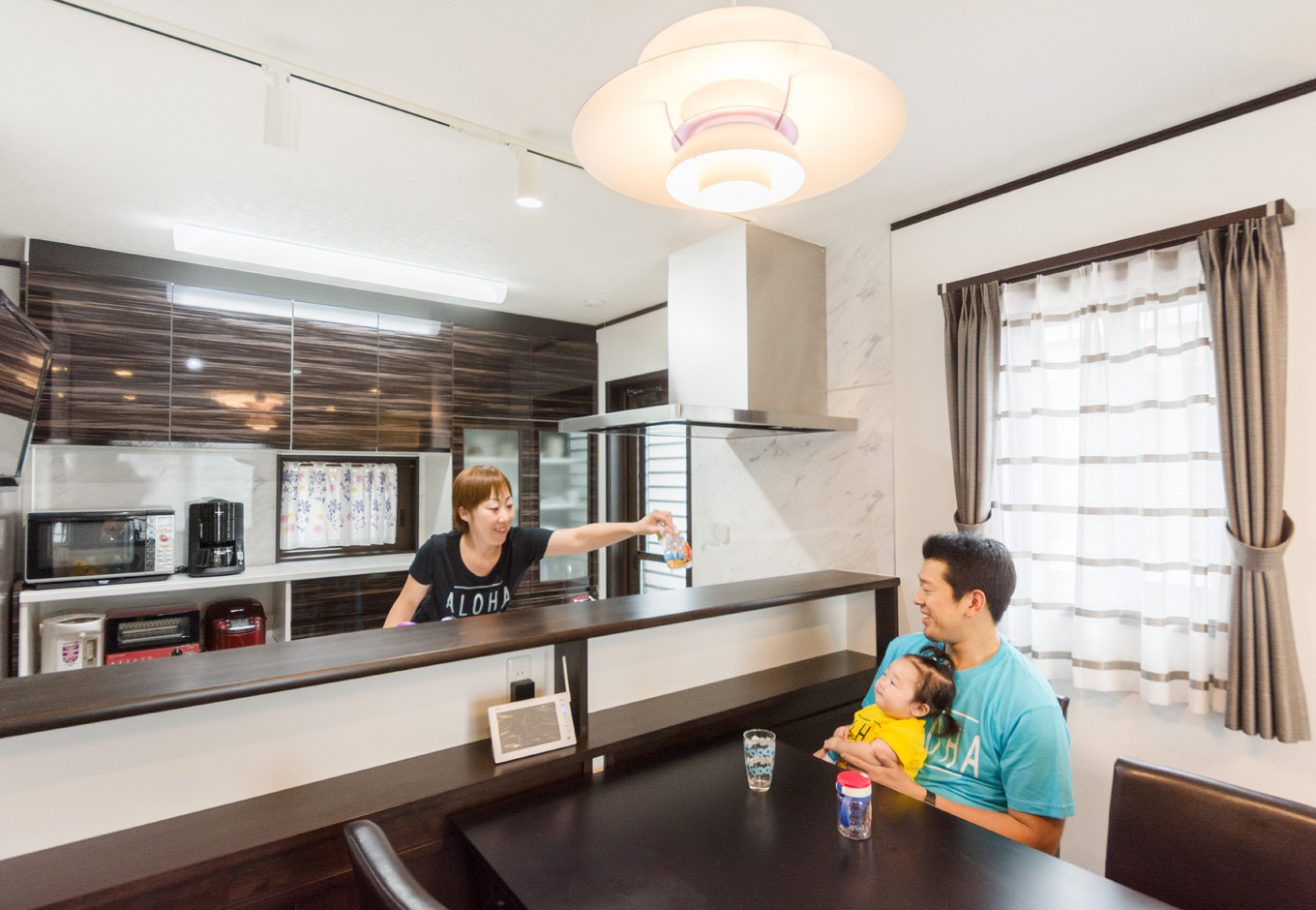 イーホーム【収納力、二世帯住宅、屋上バルコニー】収納も兼ねたカウンターは奥さまのリクエスト。ポイント使いした北欧の照明が効いている