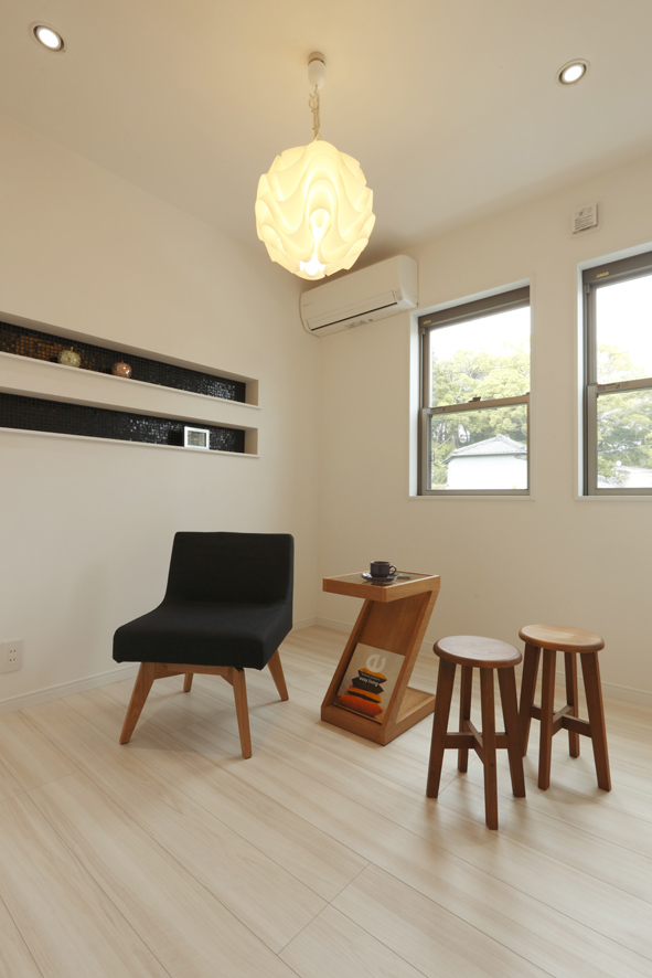 小野田産業～designers house project～【デザイン住宅、二世帯住宅、趣味】サロンルームはレ・クリントの照明で高級感あふれる空間に