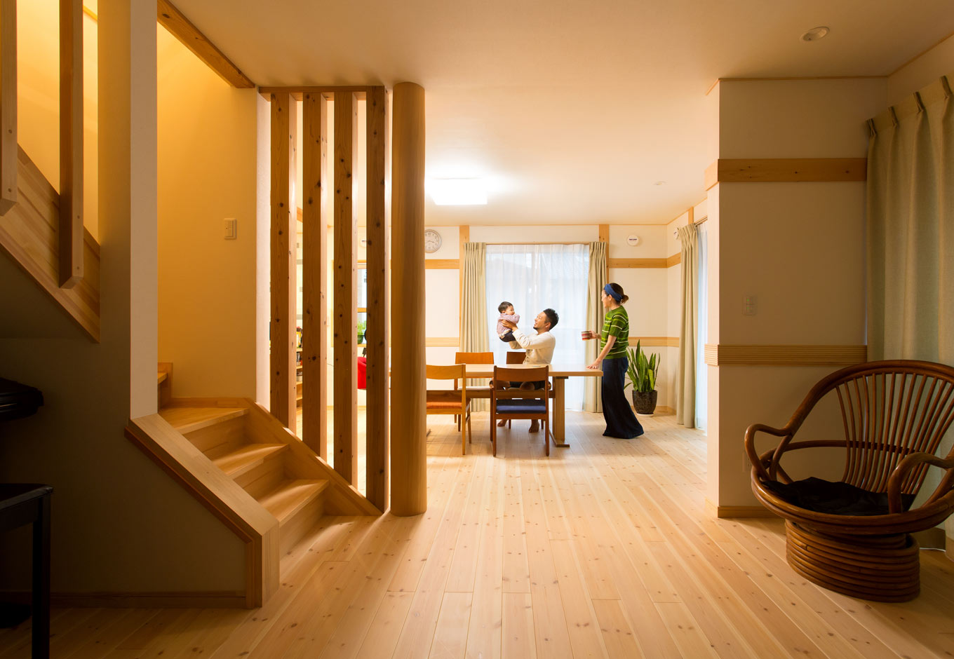 瀧口建設【二世帯住宅、自然素材、省エネ】無垢の木を惜しみなく使ったLDK。肌触りのいい床は赤松、大黒柱は北山杉の丸太しぼり。高気密・高断熱のSW工法でつくられた空間は、夏涼しくて冬暖かいのはもちろん、外の雨音が聞こえないほど優れた遮音性を誇る