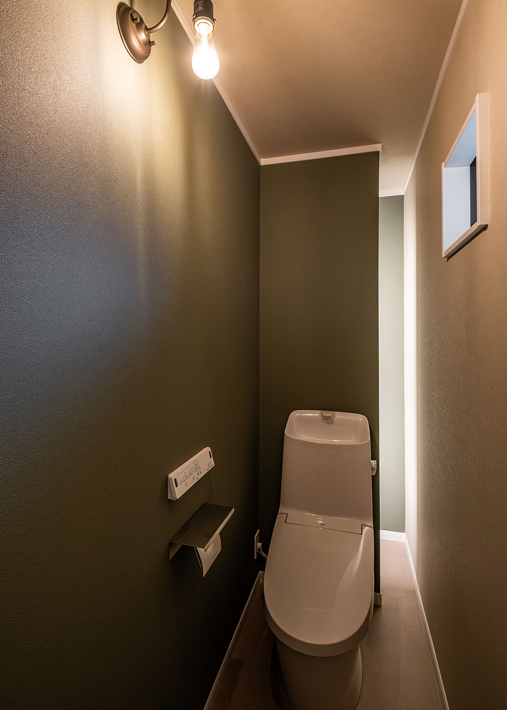 ＩＤＫ 住まいの発見館【富士市厚原2167-2付近・モデルハウス】ホテルライクなデザインが来場者から大好評のトイレ。奥の収納部分にダウンライトを採用し、おしゃれに演出