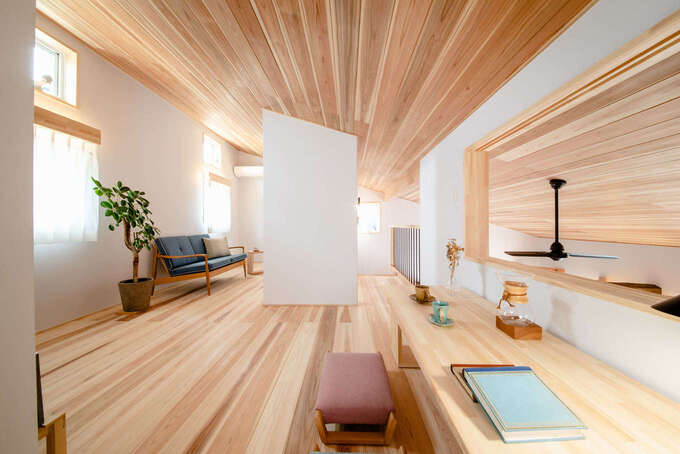 ロフト感覚の2階は12畳。子ども部屋として使う予定で、間仕切りもできる。吹抜けの窓を通して1階とつながっているので、常に家族の気配を感じられて安心