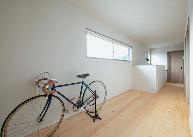 広々とした2階ホールが空間にゆとりを生む