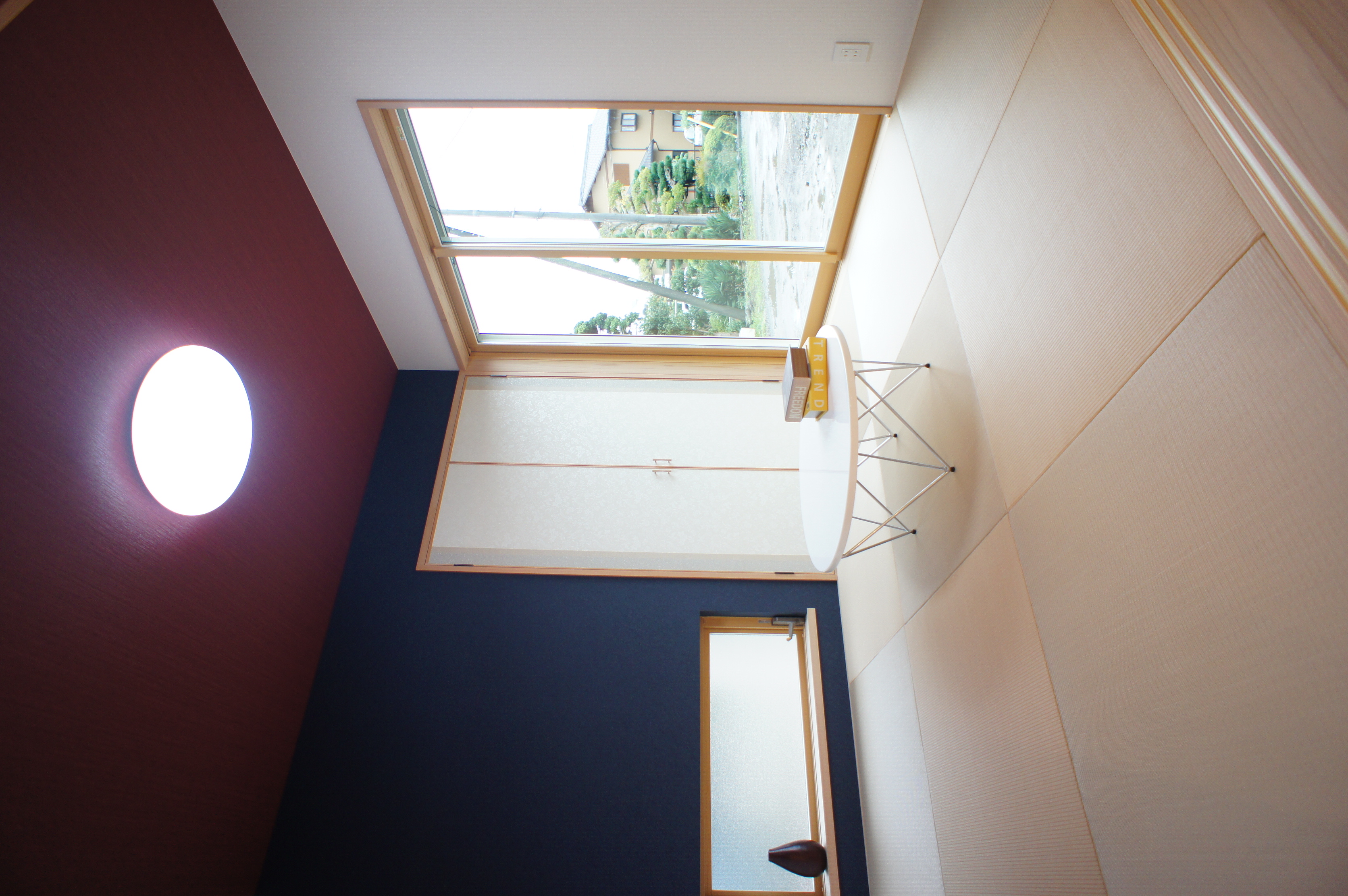 小野田産業～designers house project～｜モダンな和室空間。障子と畳の組み合わせが心地良い。シンプルな家具配置により広々とした印象を受ける。