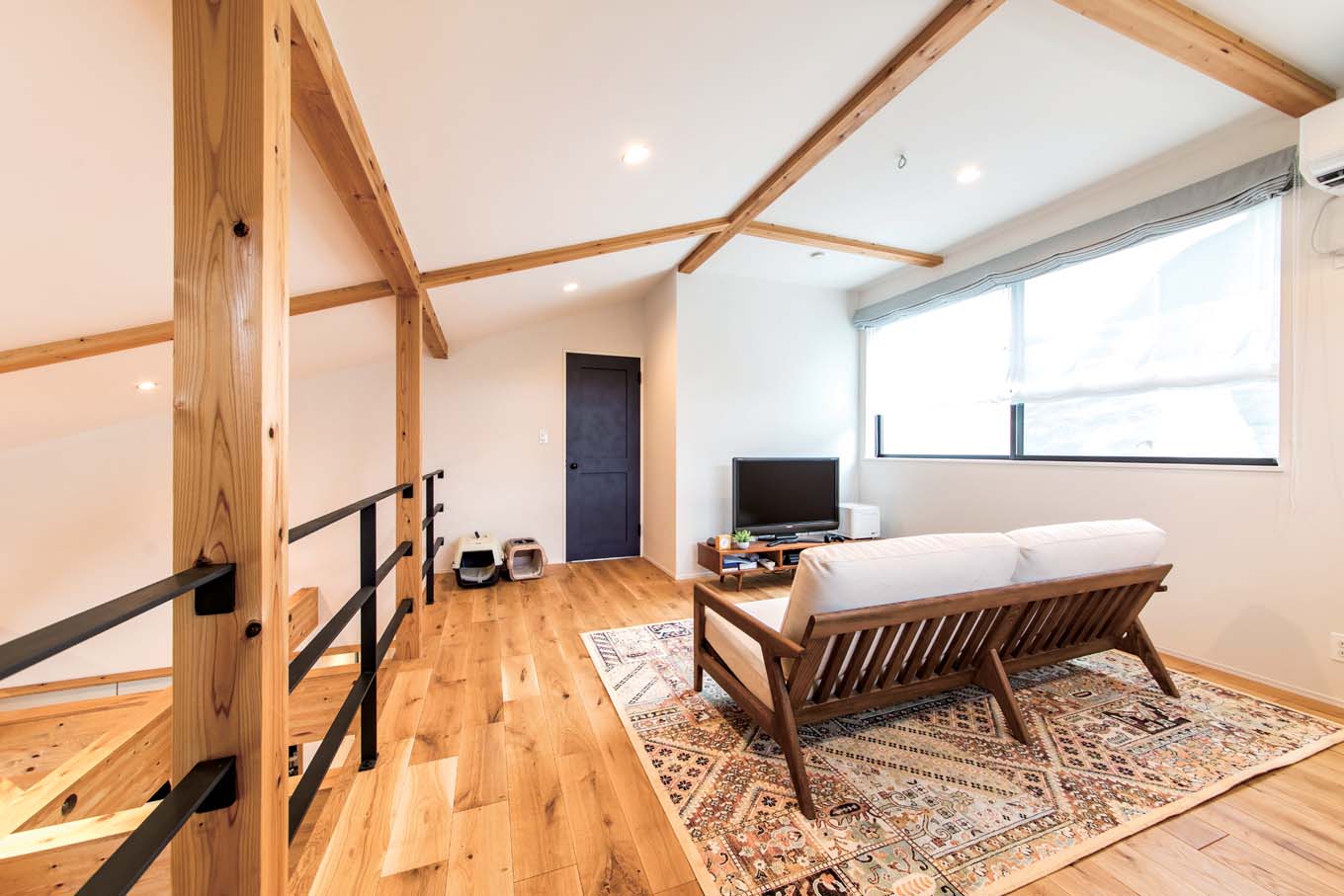 KUREKEN HAUS（榑林建設）【デザイン住宅、省エネ、ペット】ロフト部分にあるファミリースペースは、役割を限定せず、LDKや奥の寝室の機能を拡張。ドアは1階2階とも、すべてブルーに統一した