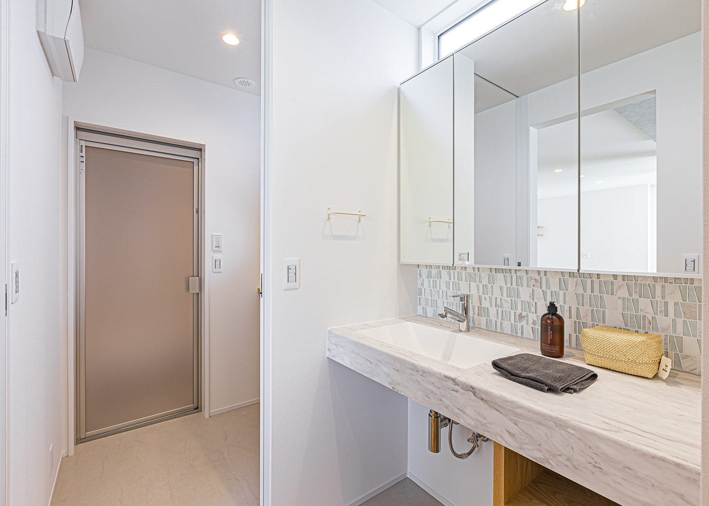 ARRCH アーチ【デザイン住宅、間取り、建築家】タイルがおしゃれな造作の洗面コーナー