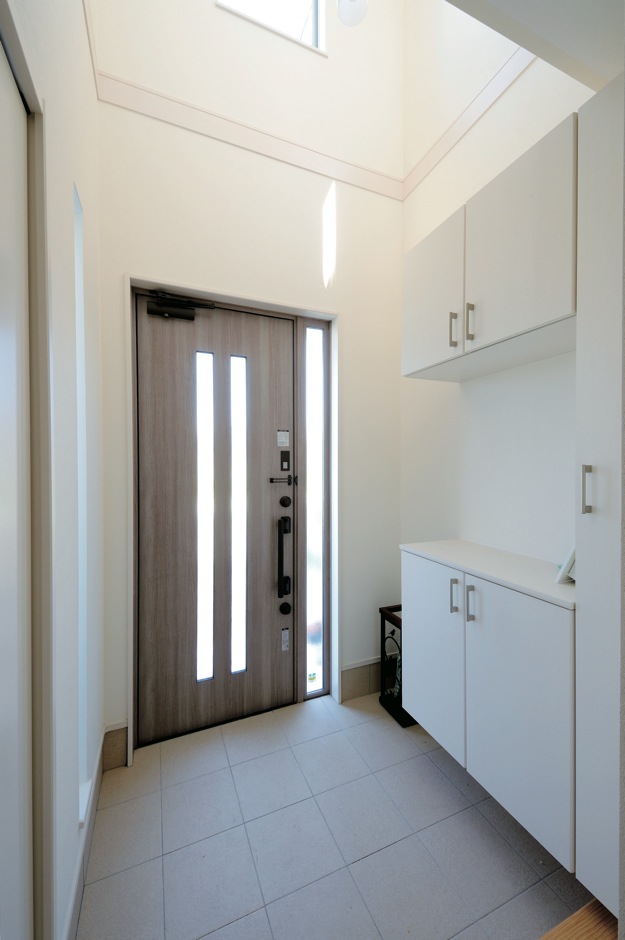 絆家（きずなや）【1000万円台、デザイン住宅、省エネ】2階まで吹き抜けの天井を持つ玄関ホールは、明るく開放感いっぱい