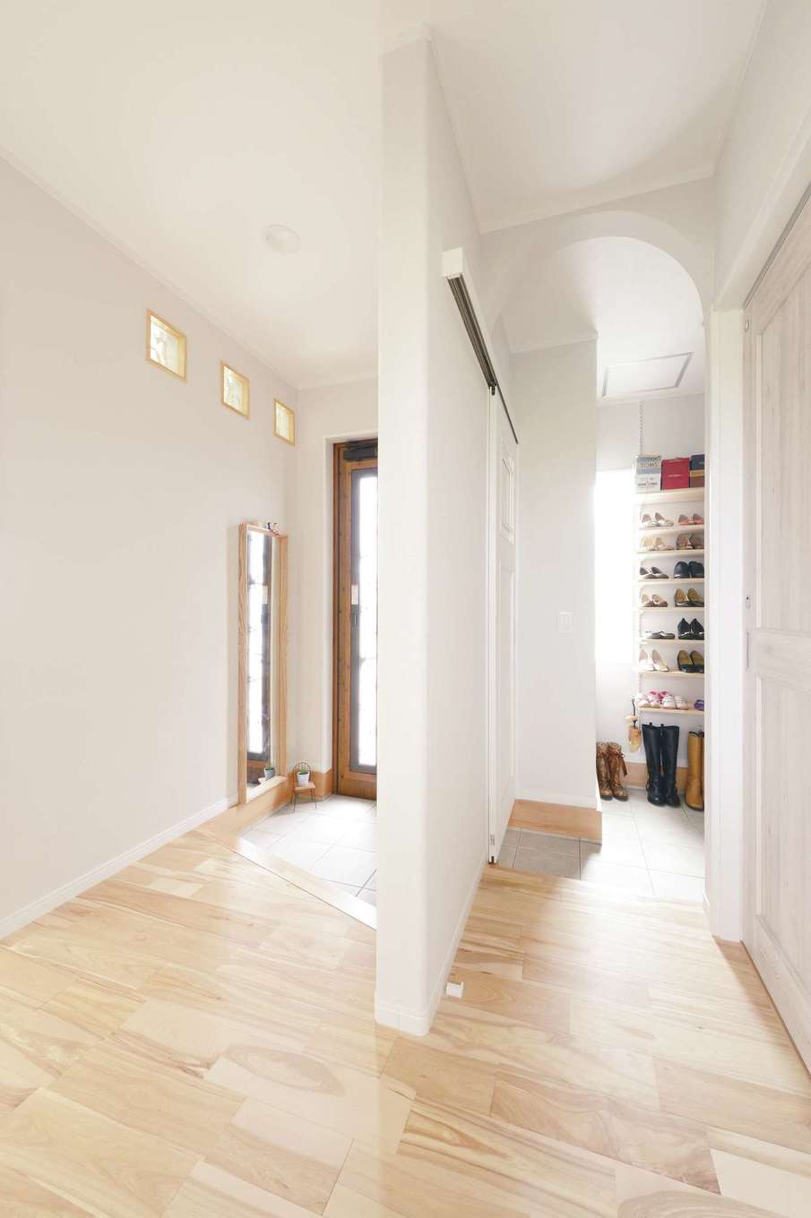 ほっと住まいる【子育て、自然素材、間取り】壁にガラスブロックを設けて、明るい玄関に