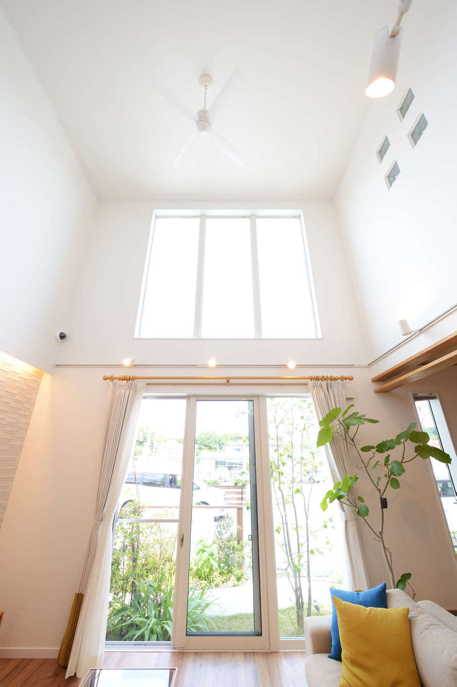 Yamaguchi Design 掛川店（アイフルホーム 掛川店）【掛川市南西郷480-3　・モデルハウス】これだけ大きな吹抜けがあっても、高気密・高断熱性能で冷暖房効率を逃さないので、夏も冬も快適に暮らせる