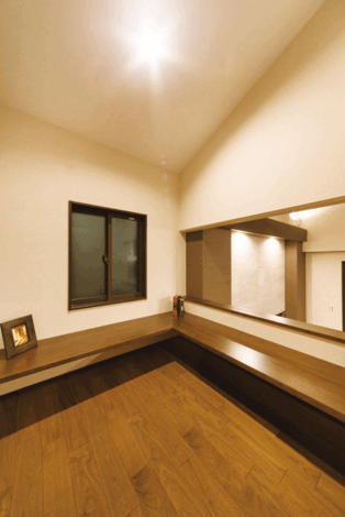 階段途中のホビースペース。開口部でLDKとつながり、気配が届く