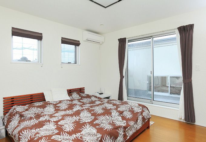 -delphi- デルフィ（藤井建築事務所） 【デザイン住宅、間取り、建築家】2階寝室の外には物干し用のバルコニー。LDKの吹き抜け部が目隠しの役割を果たし、外部からは見えない設計となっている